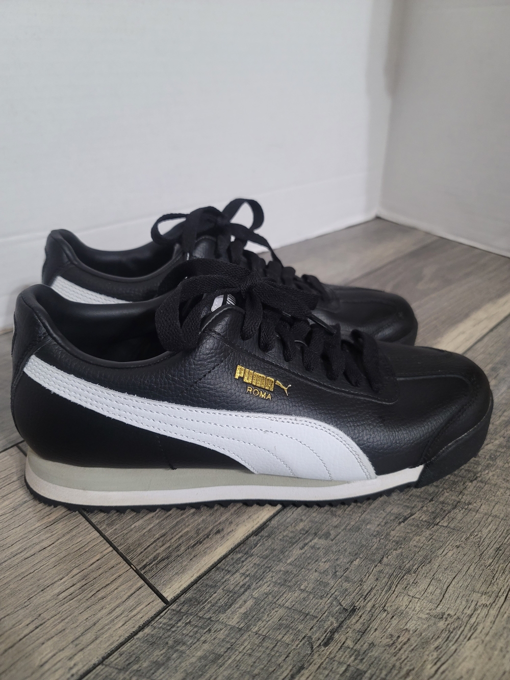 Puma Roma 24 Classic Sneakers in Black White Signature Gold Branding Womens Sz10